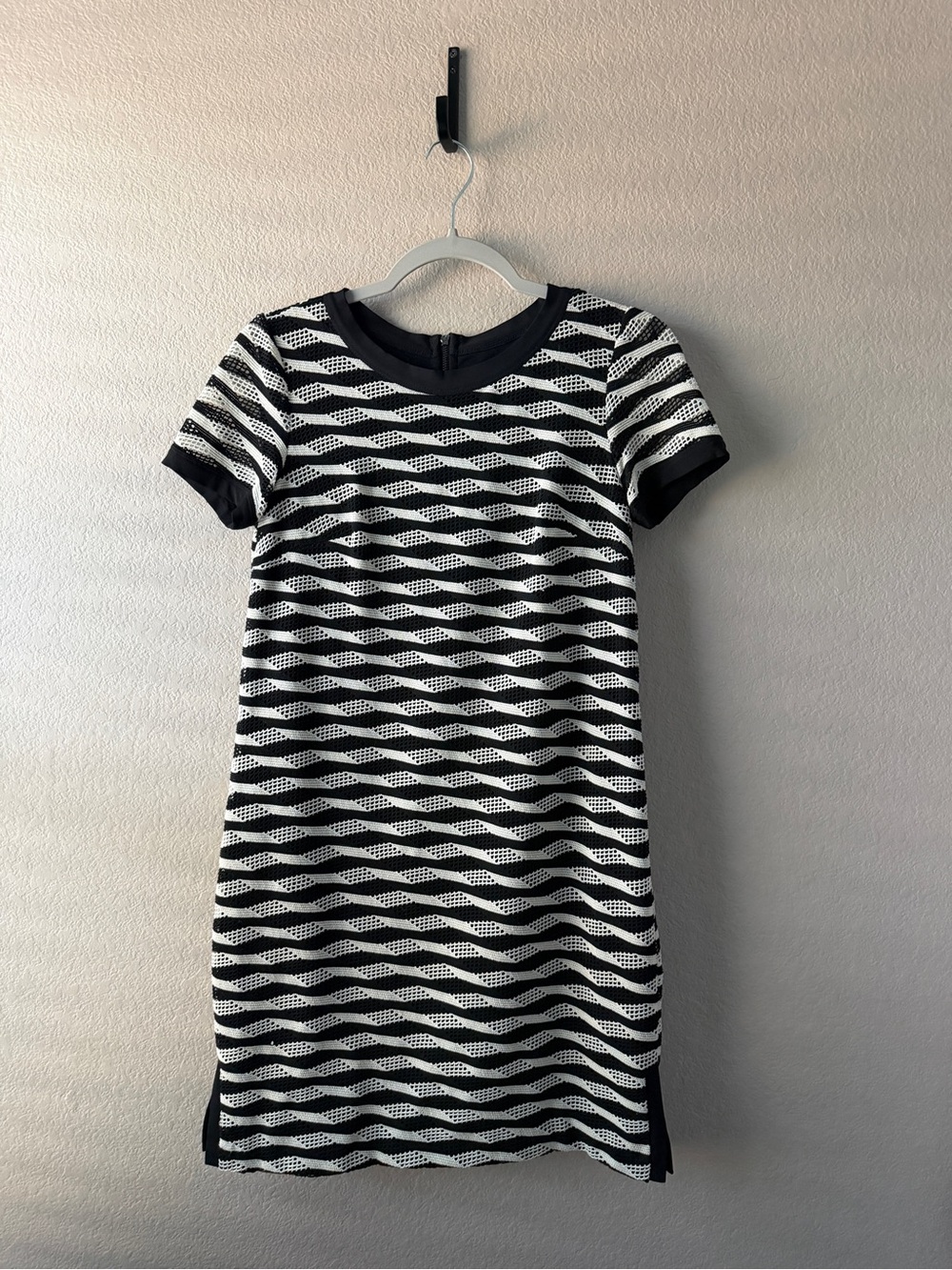 Maggy London Black & White Wave Knit Short Sleeve Dress